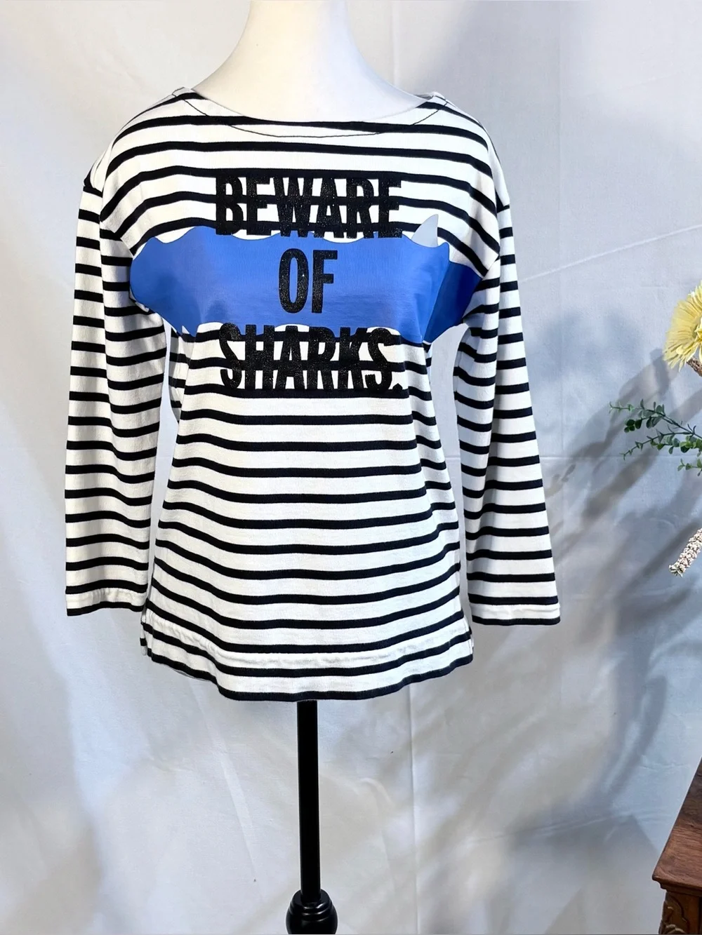 💥Kate Spade Beware of Sharks Breton Stripe Sparkle Graphic Cotton Top Sz S🧡